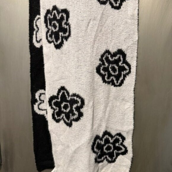 Retro Oversized Flower Black & White Scarf – Reversable - Picture 15 of 16